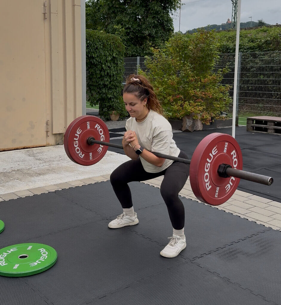 Strongman Kurs Zercher Squat Krafttraining für Frauen