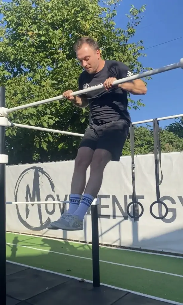 Klimmzug lernen im Movement Gym mit Alex Outdoor
