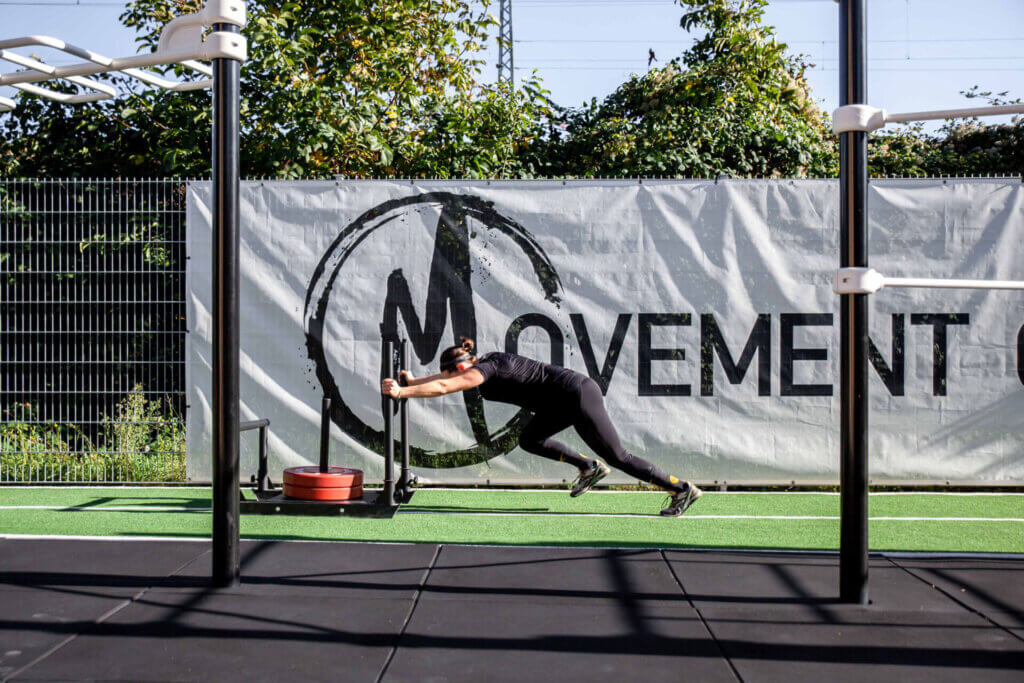 movement gym schlitten schieben im outdoor bereich
